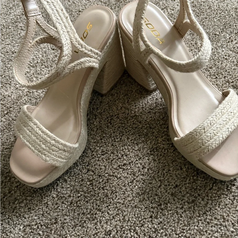 Soda criss cross ankle band platform sandals